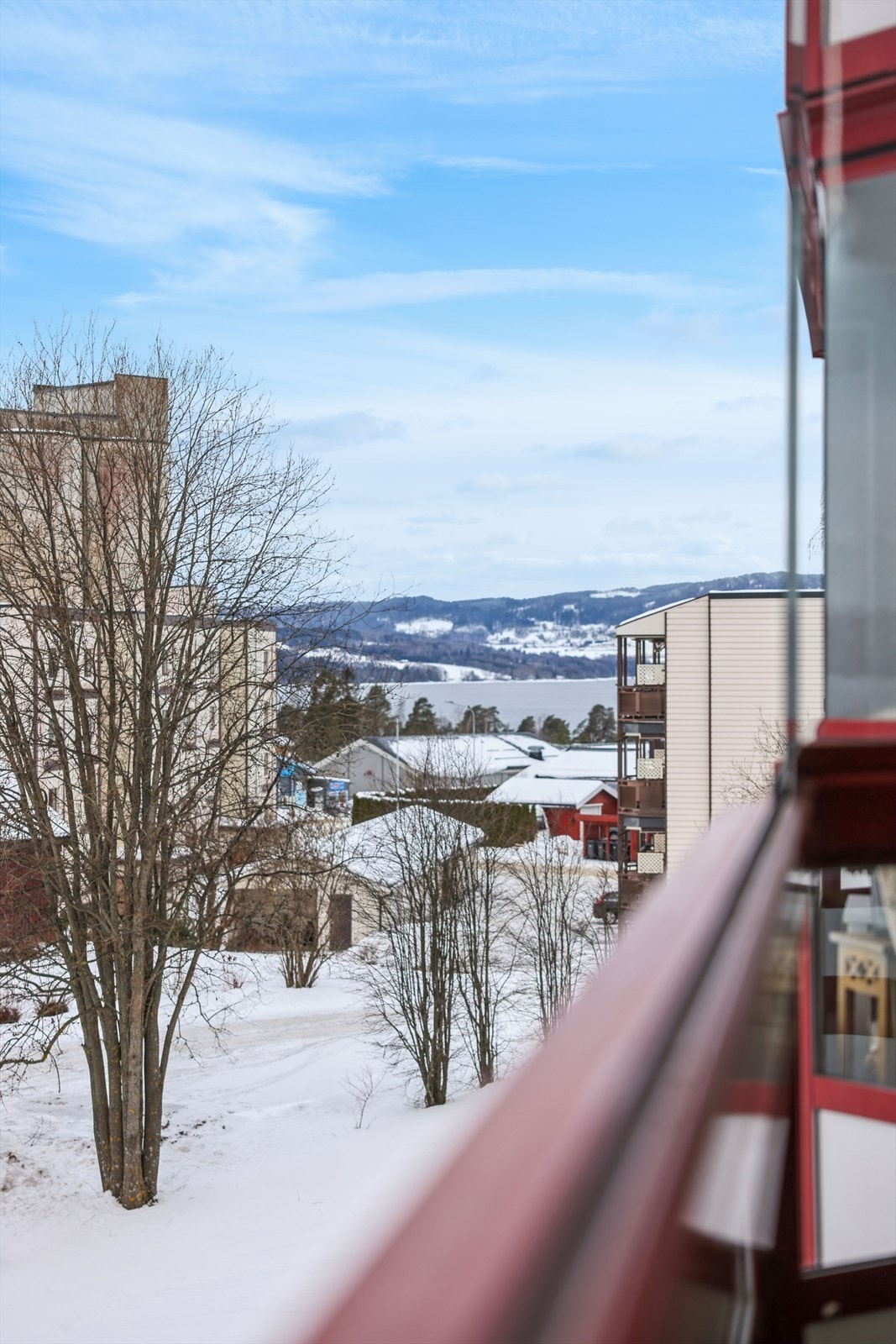Det er også kort vei ned til Mjøsa med sine rekreasjonsmuligheter. Galleribilde