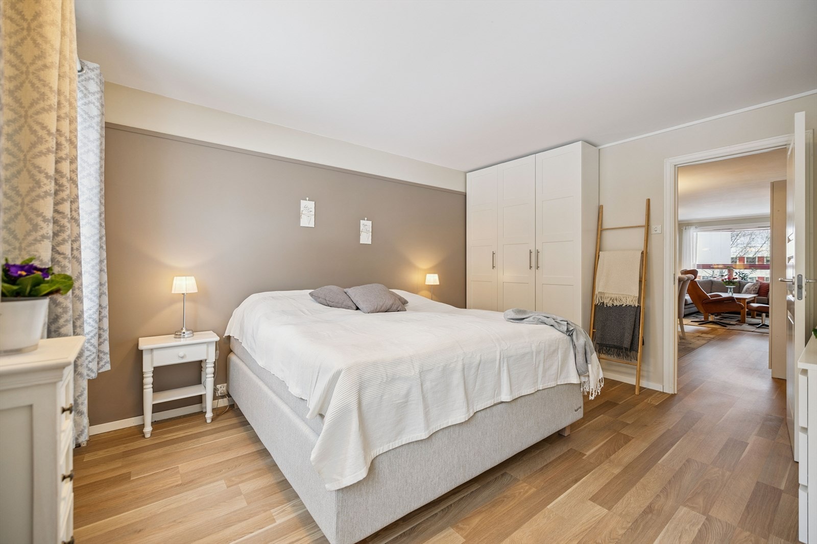 Hovedsoverommet er romslig med god plass til dobbeltseng og tilhørende møblement. Galleribilde