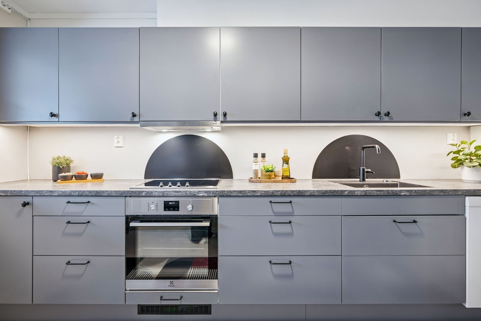 Innredningen har integrert stekeovn og koketopp. Galleribilde