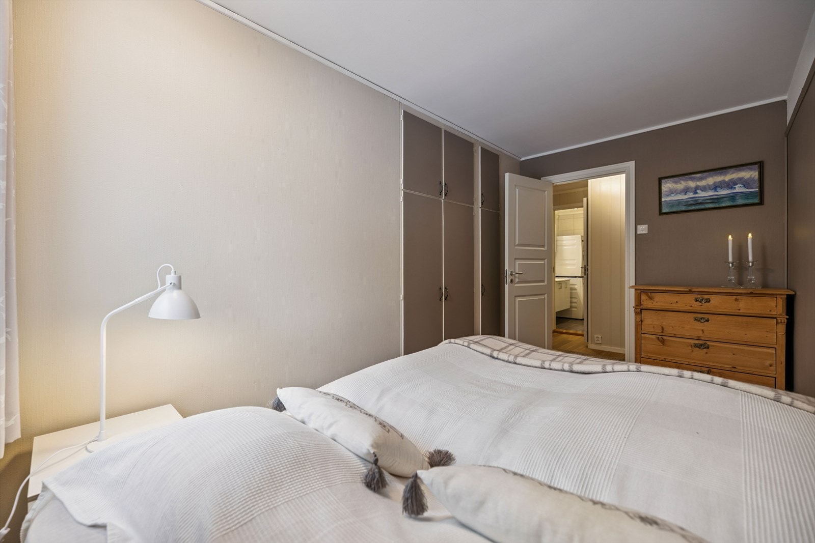 Rommet har plassbygde garderobeskap som gir rikelig med lagringsplass. Galleribilde