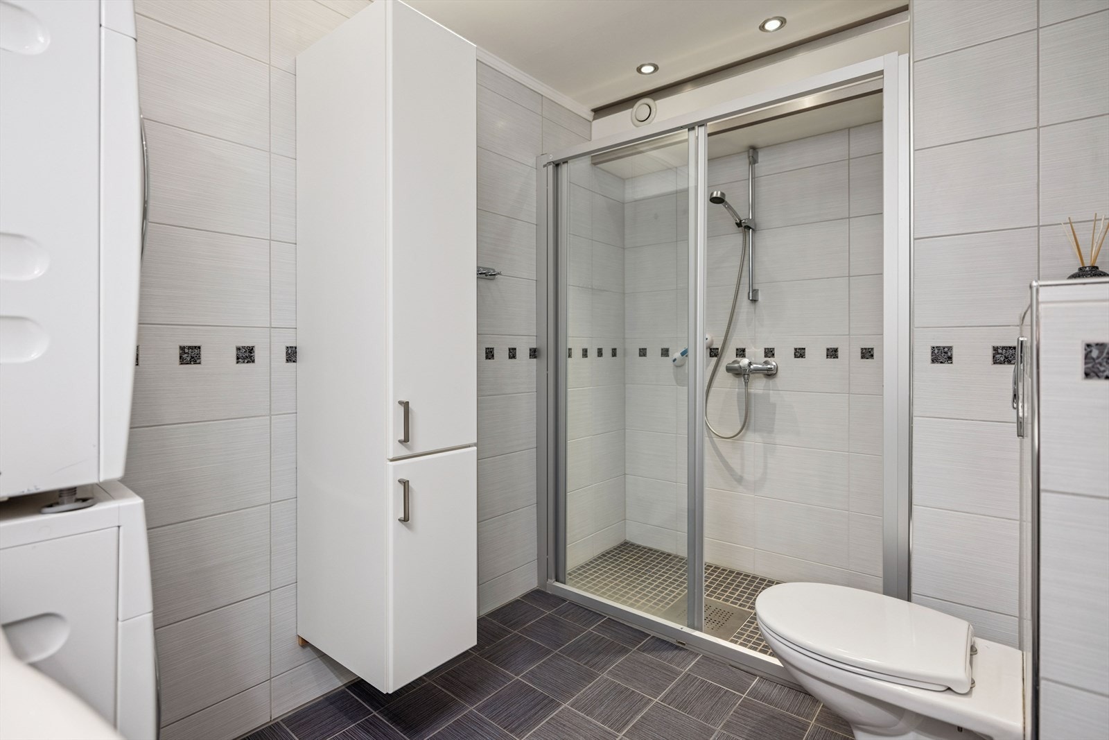 Dusjnisje med skyvedører i glass Galleribilde