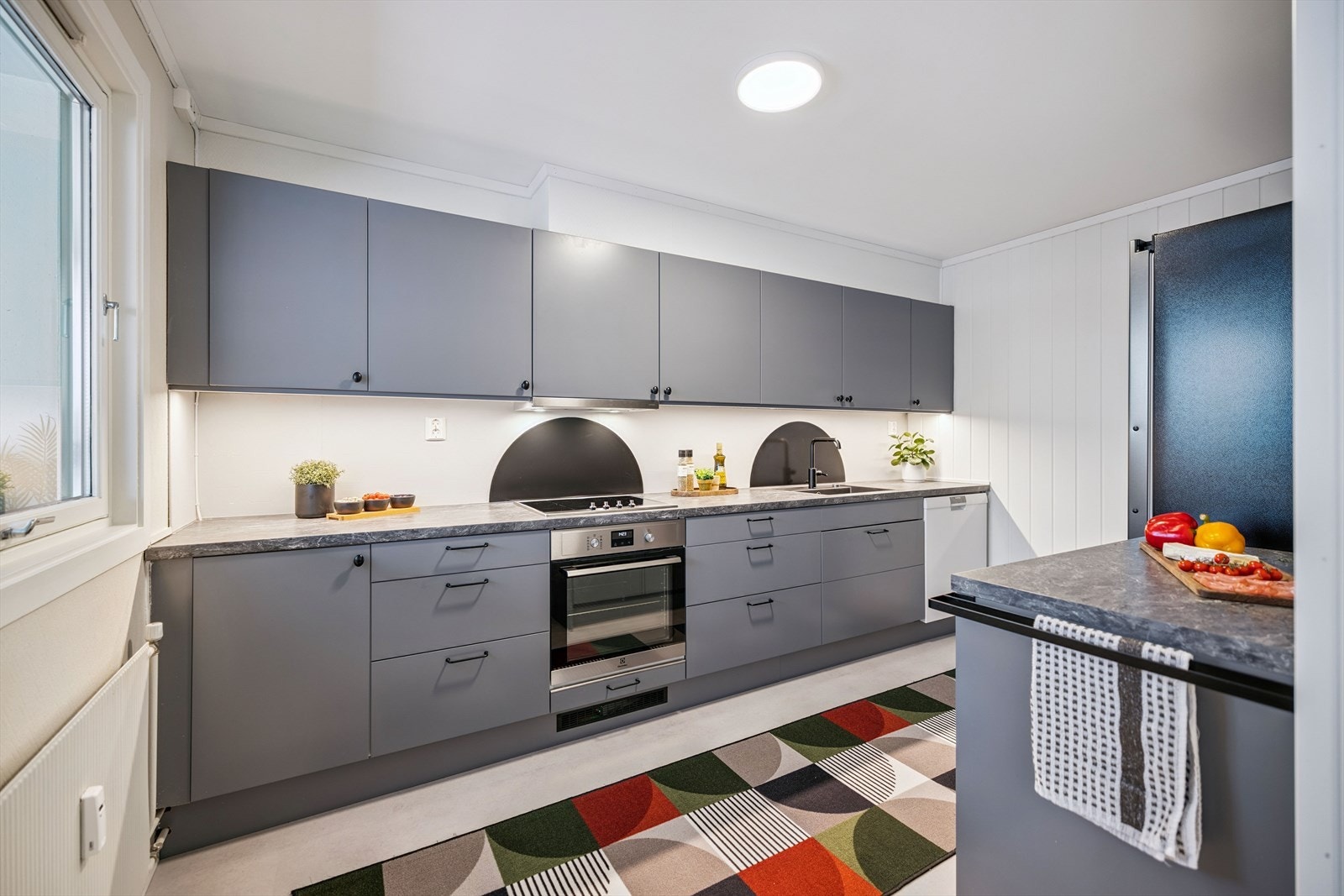 Leiligheten har en stilren og innholdsrik kjøkkeninnredning fra 2020. Galleribilde