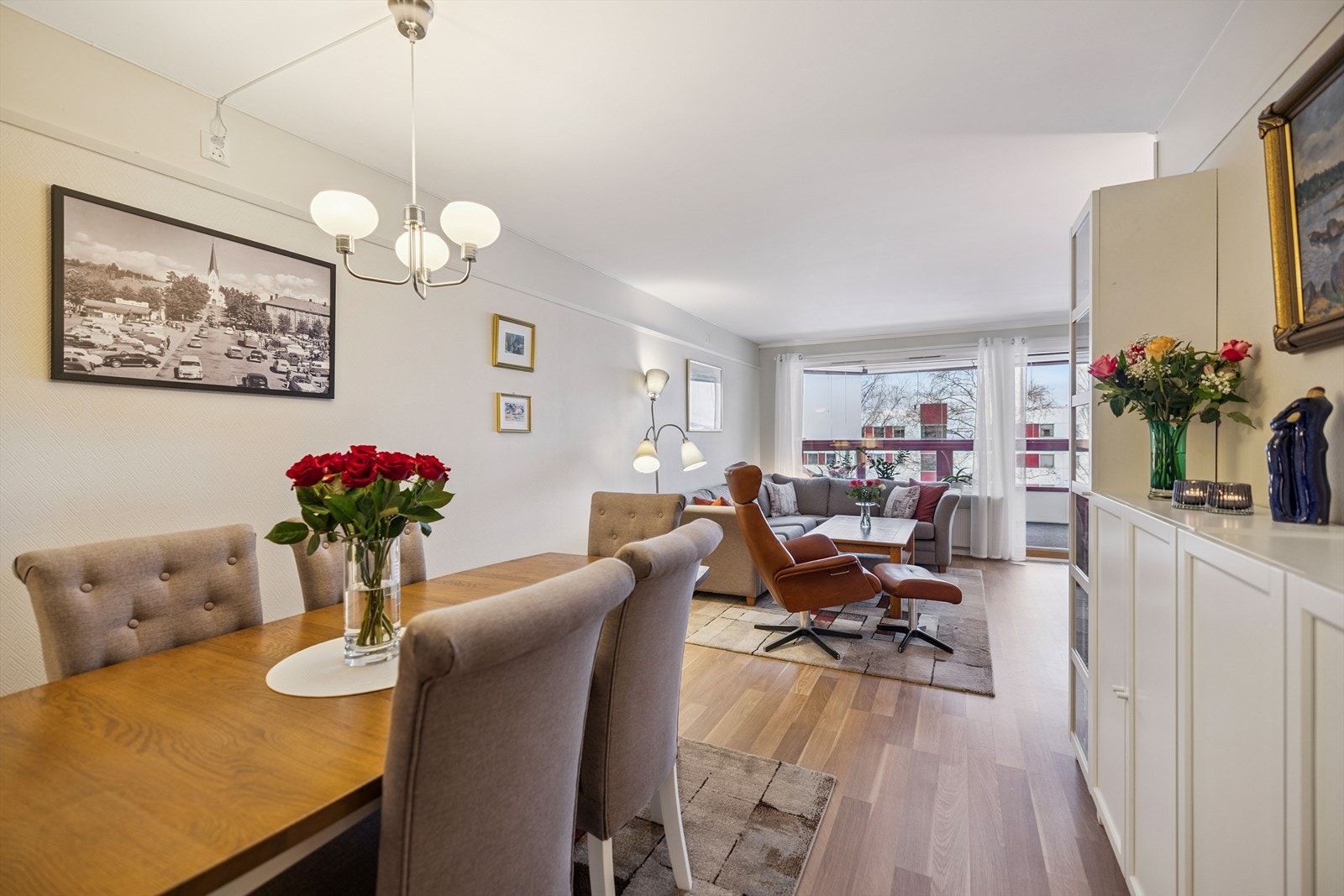 Stuen og spisestuen utgjør et lyst og sosialt allrom med plass til flere soner. Galleribilde