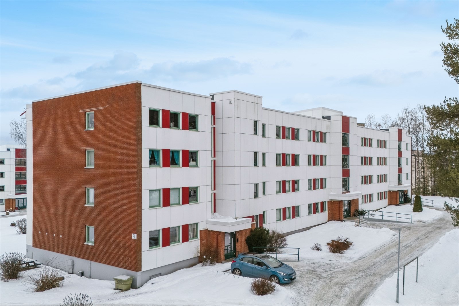 Bygget har adkomst via trapp eller heis, som tar deg enkelt opp til leiligheten i 3. etasje. Galleribilde