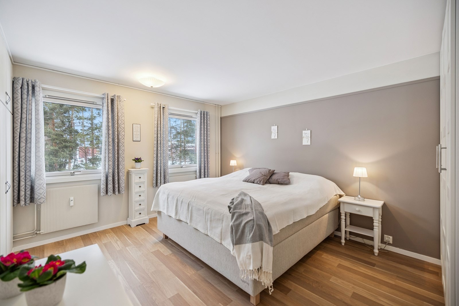 Rommet har en stor garderobeløsning for effektiv oppbevaring. Galleribilde