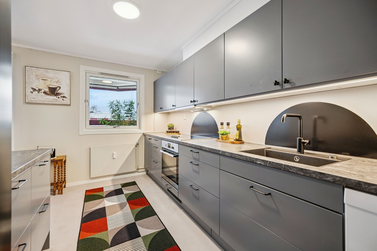 Kjøkkenet er praktisk utformet med rikelig skap- og benkeplass. Galleribilde