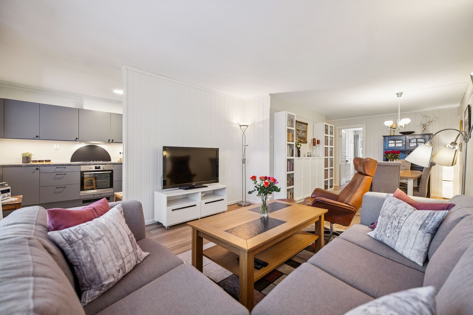 Den delvis åpne løsningen mot kjøkkenet skaper en fin sammenheng mellom rommene. Galleribilde