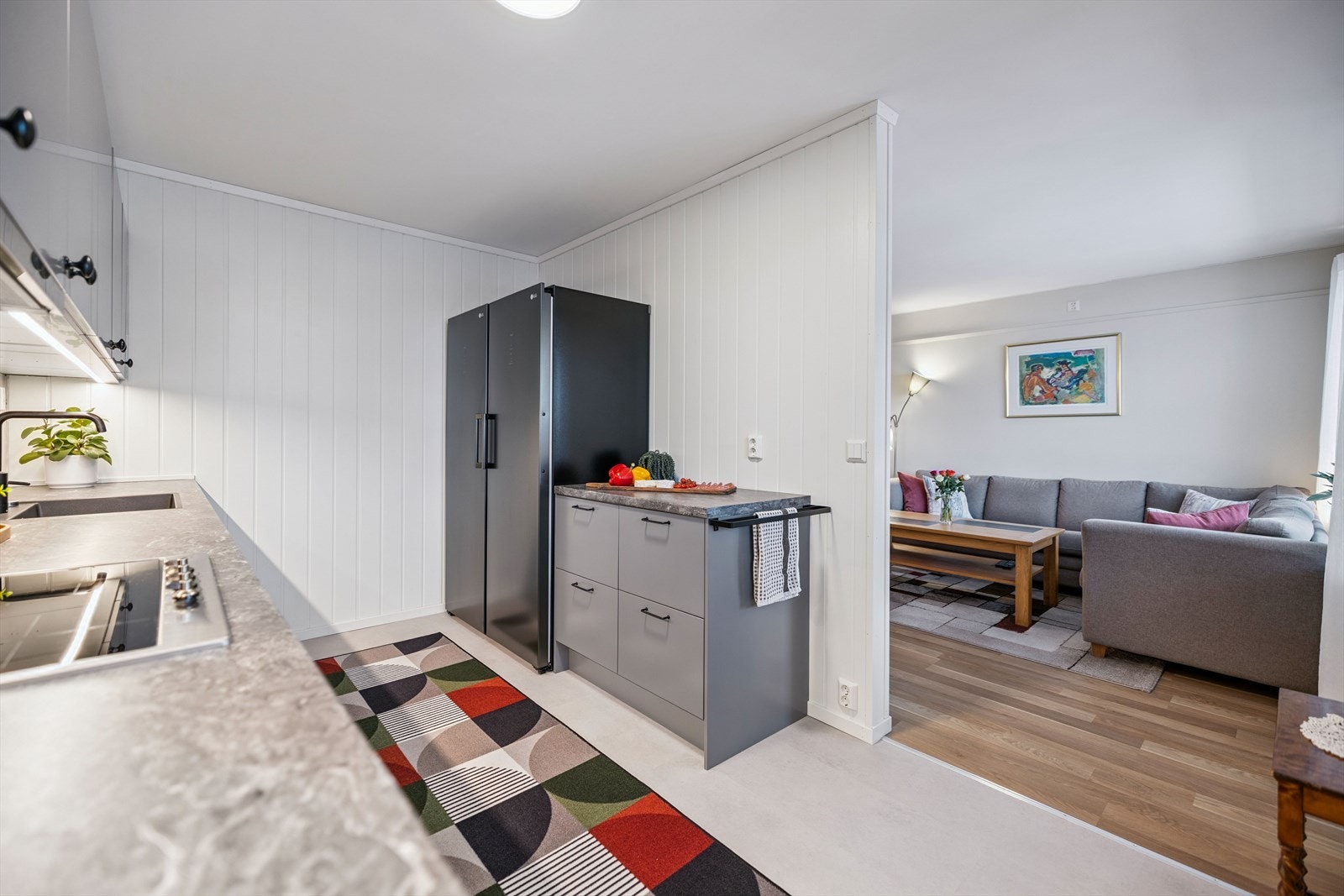 En praktisk og godt arbeidskjøkken hvor det er godt med skap- og benkeplass. Galleribilde