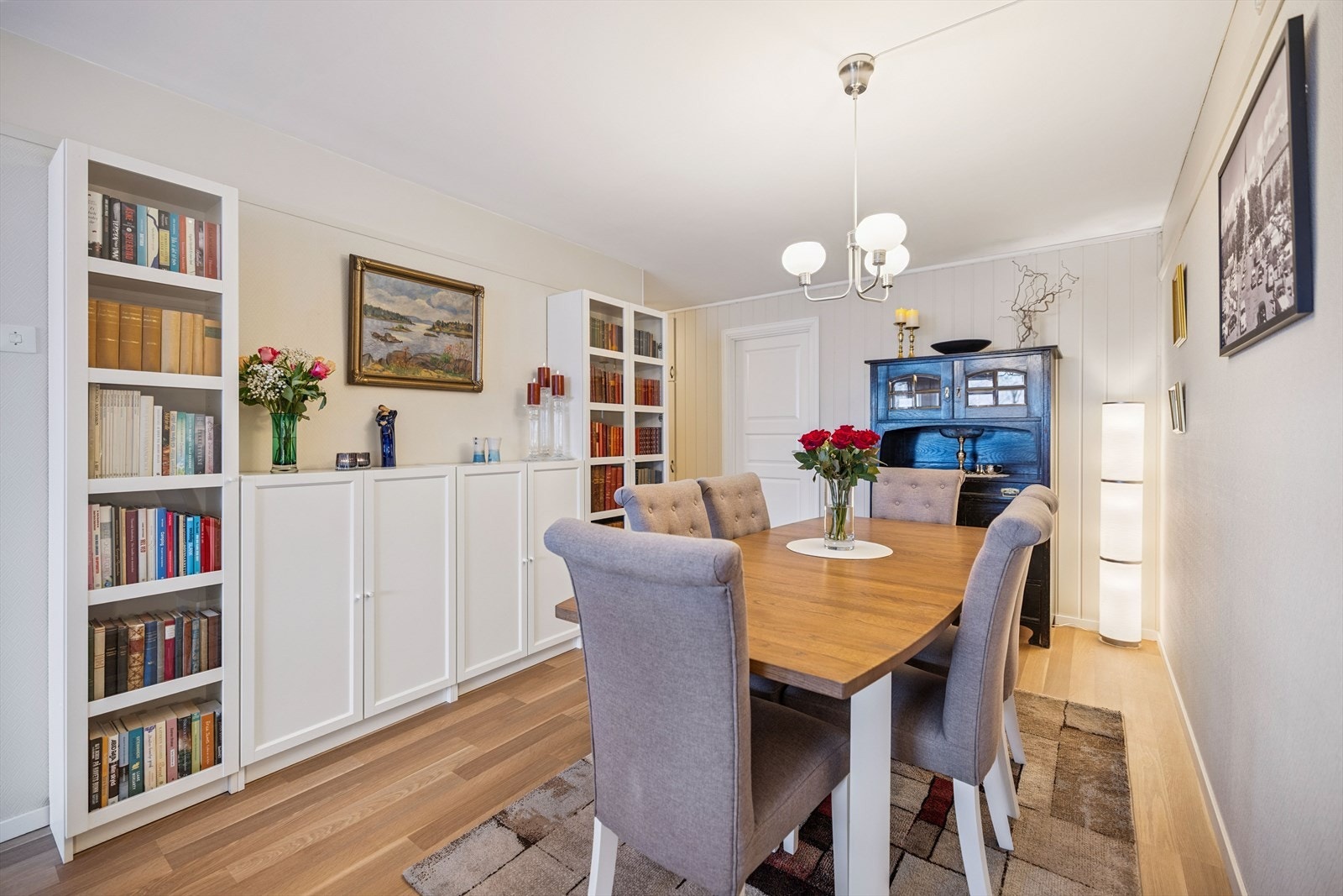 Spisestuen har god plass til et større spisebord for hyggelige sammenkomster. Galleribilde