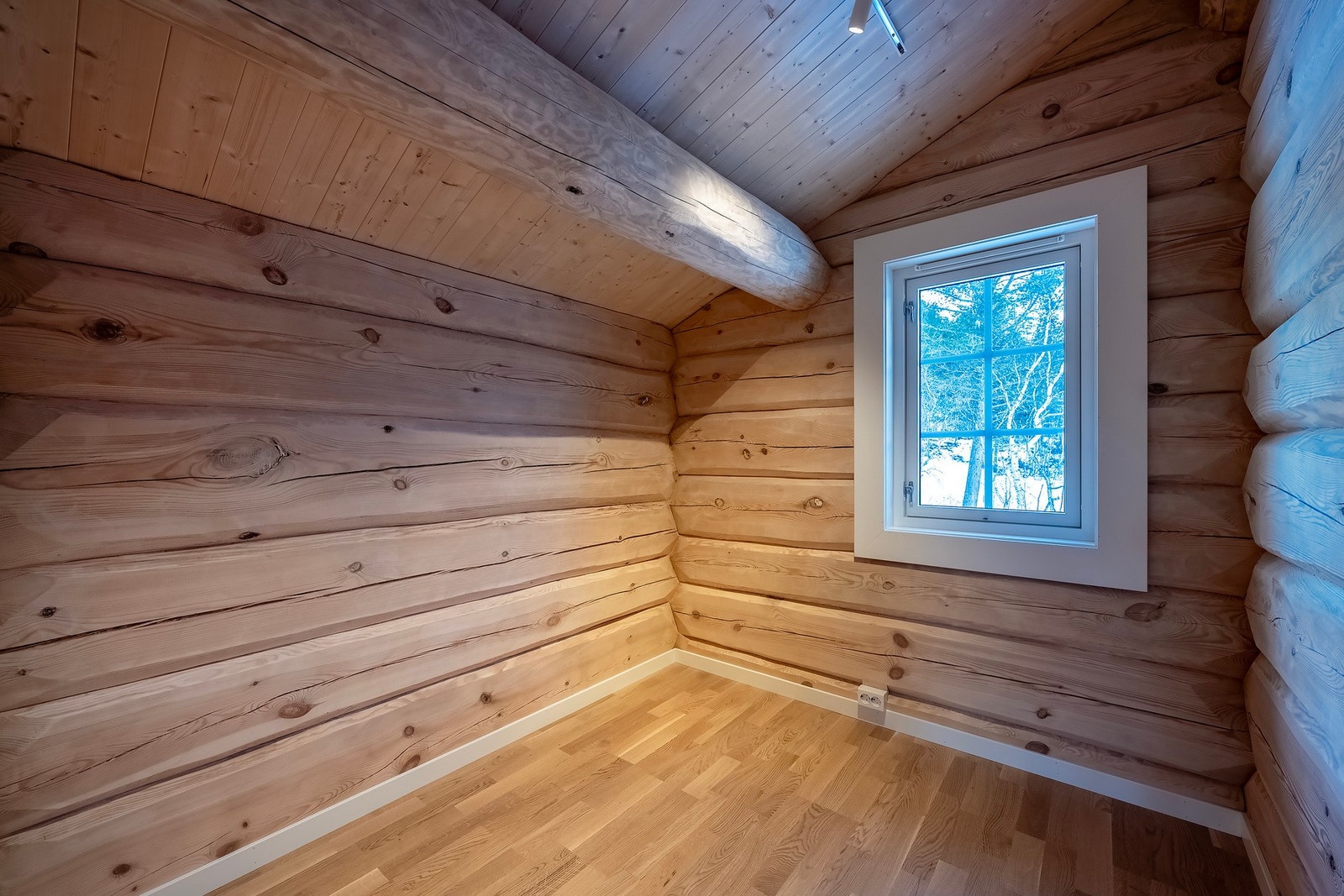 Soverommene i 2.etasjen er på 4,6 kvm og 4,5kvm. Galleribilde