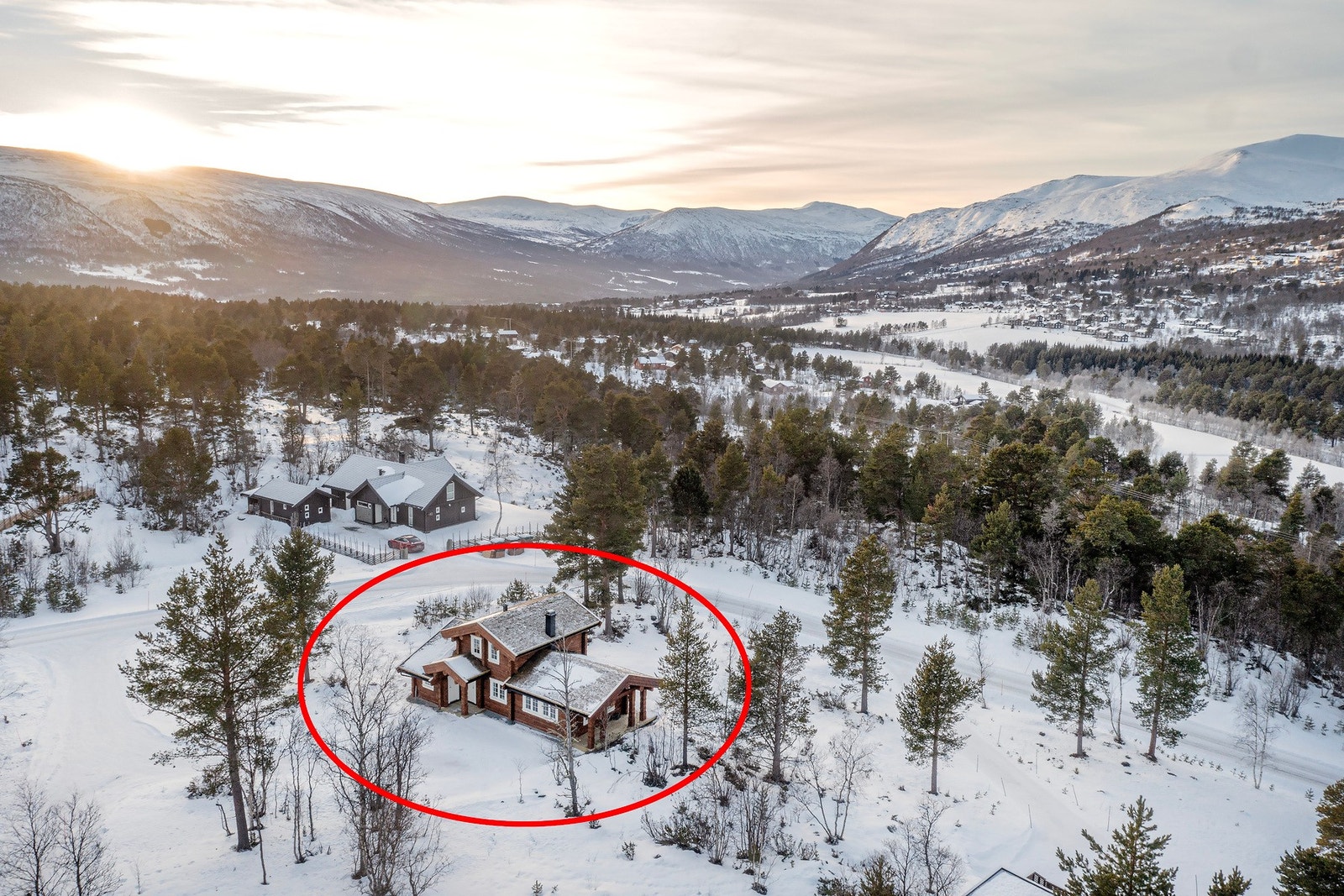 Fra eiendommen er det kort vei til en rekke fjellturer og muligheter for fisking. Galleribilde