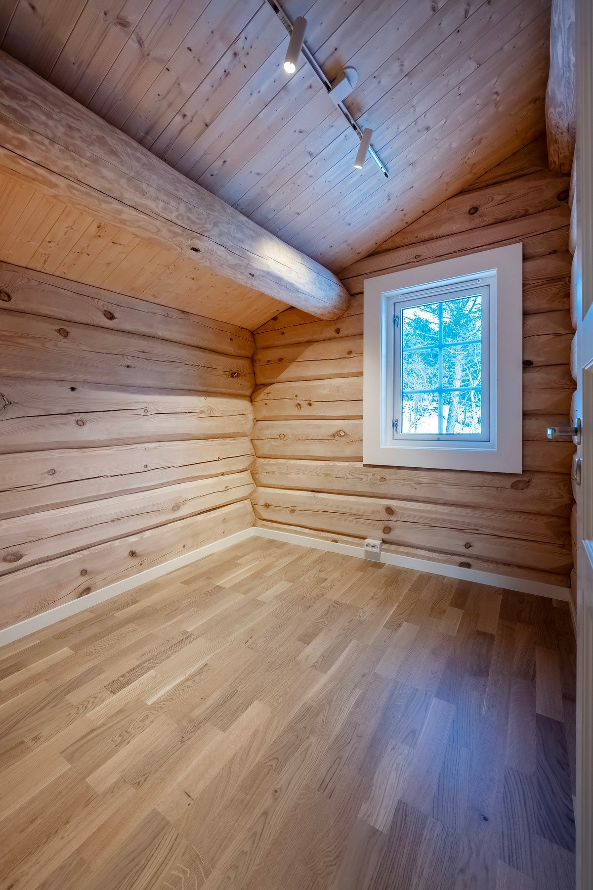 Soverommene i 2.etasjen er på 4,6 kvm og 4,5kvm. Galleribilde