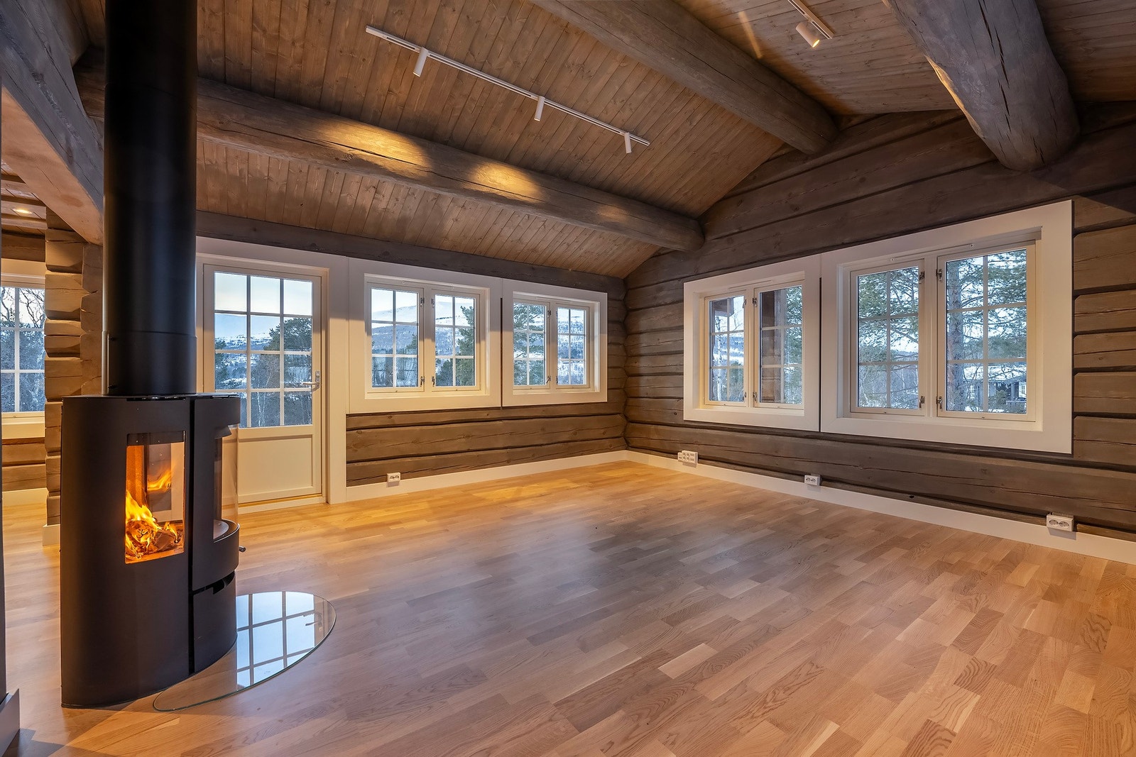 Store og flotte vinduer som gir rommet rikelig med lys. Det er også direkte utgang til terrassen. Galleribilde