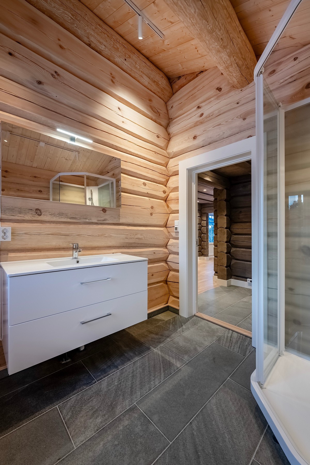 Badet er innredet med nedfelt servant og dusjkabinett. Det er også god takhøyde i rommet. Galleribilde