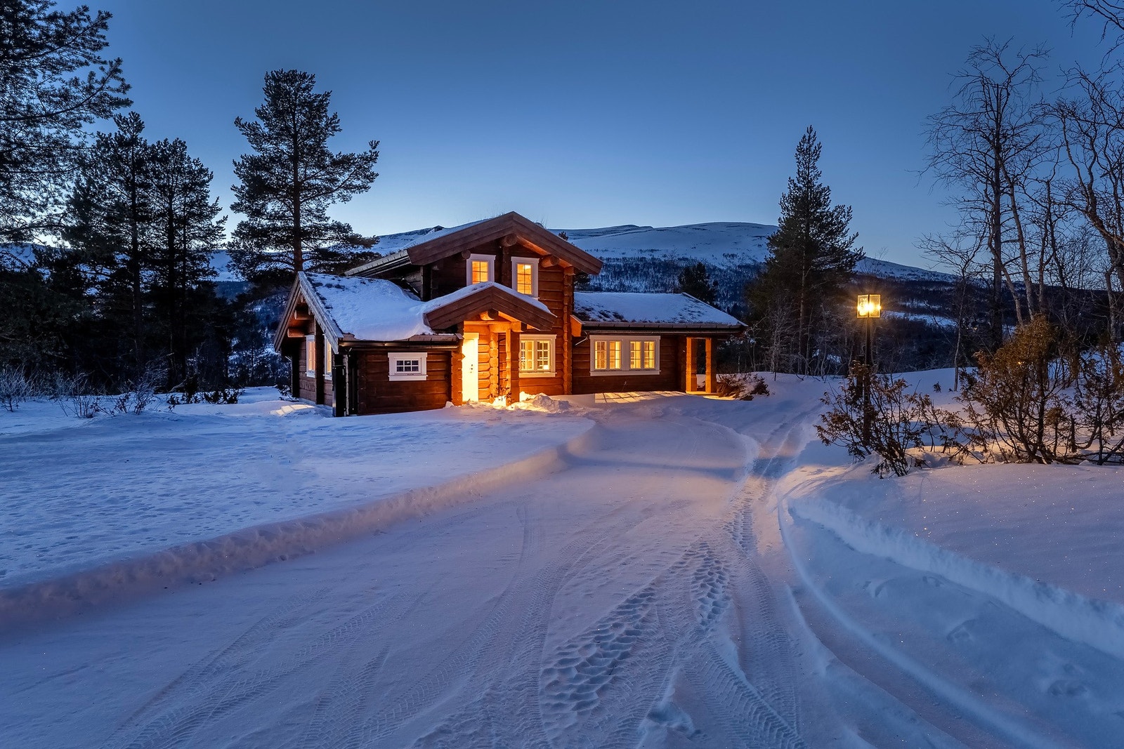 Parkering på egen tomt. Det er installert elbil-lader på eiendommen. Galleribilde