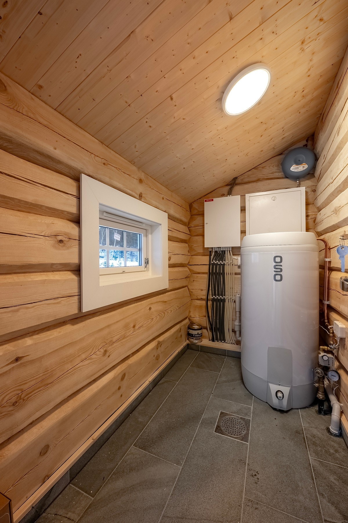 Utvendig bod/teknisk rom. Her finner du bla varmtvannstanken og sikringsskapet. Galleribilde