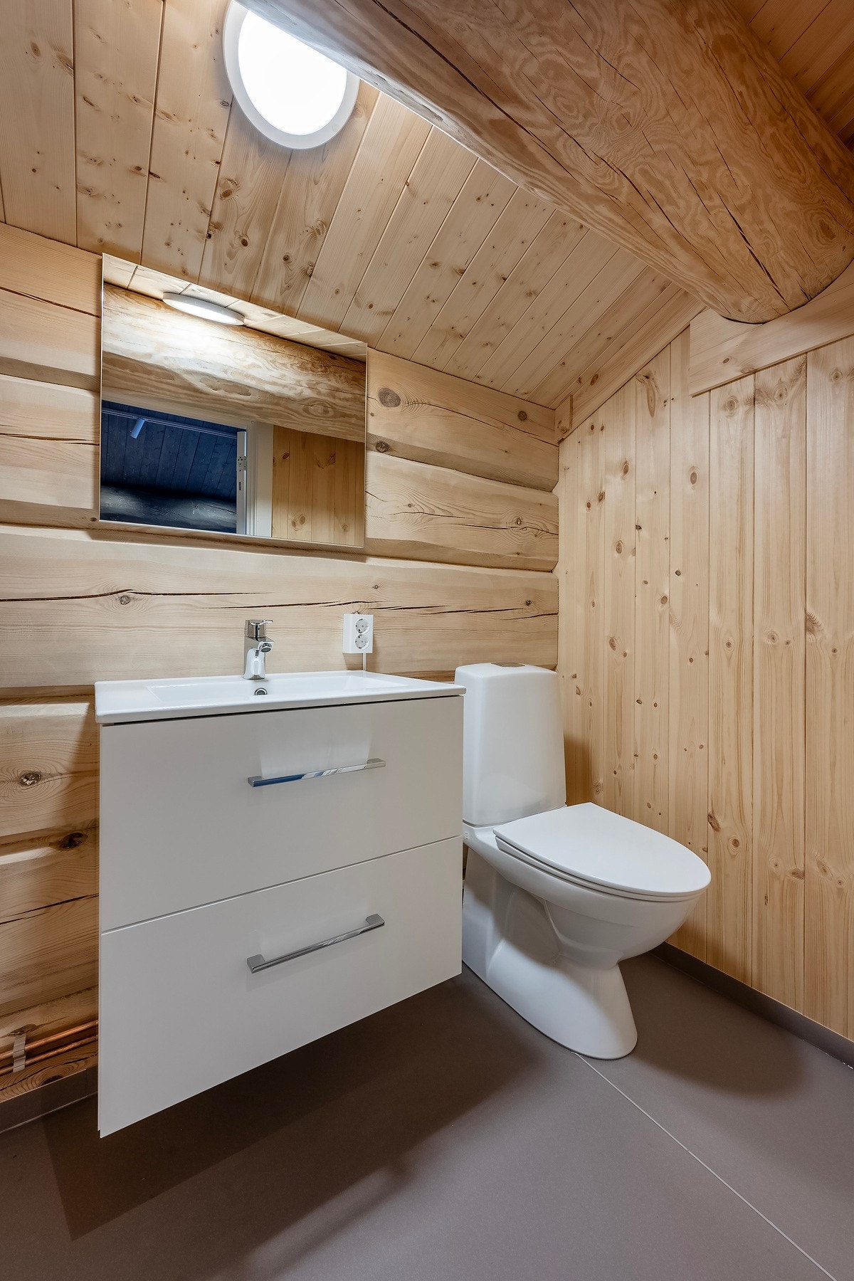 Rommet er innredet med nedfelt servant og gulvmontert toalett. Galleribilde