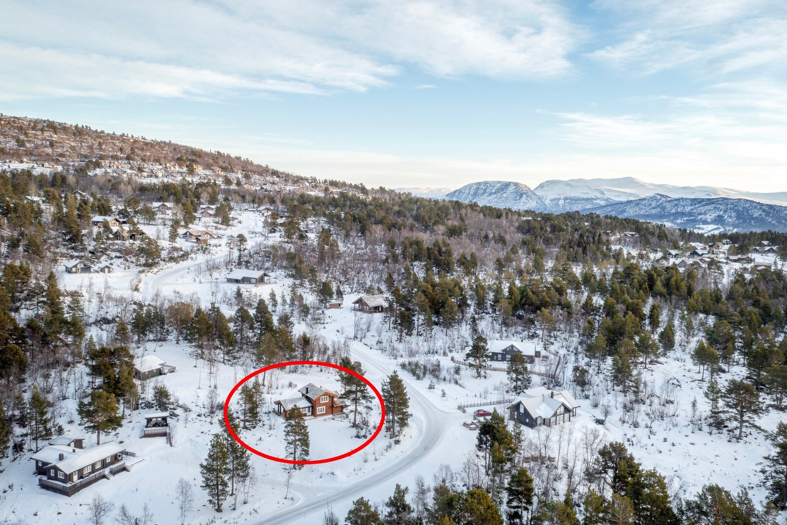 Eiendommen ligger flott til og med nærhet til turstier og skispor. Galleribilde