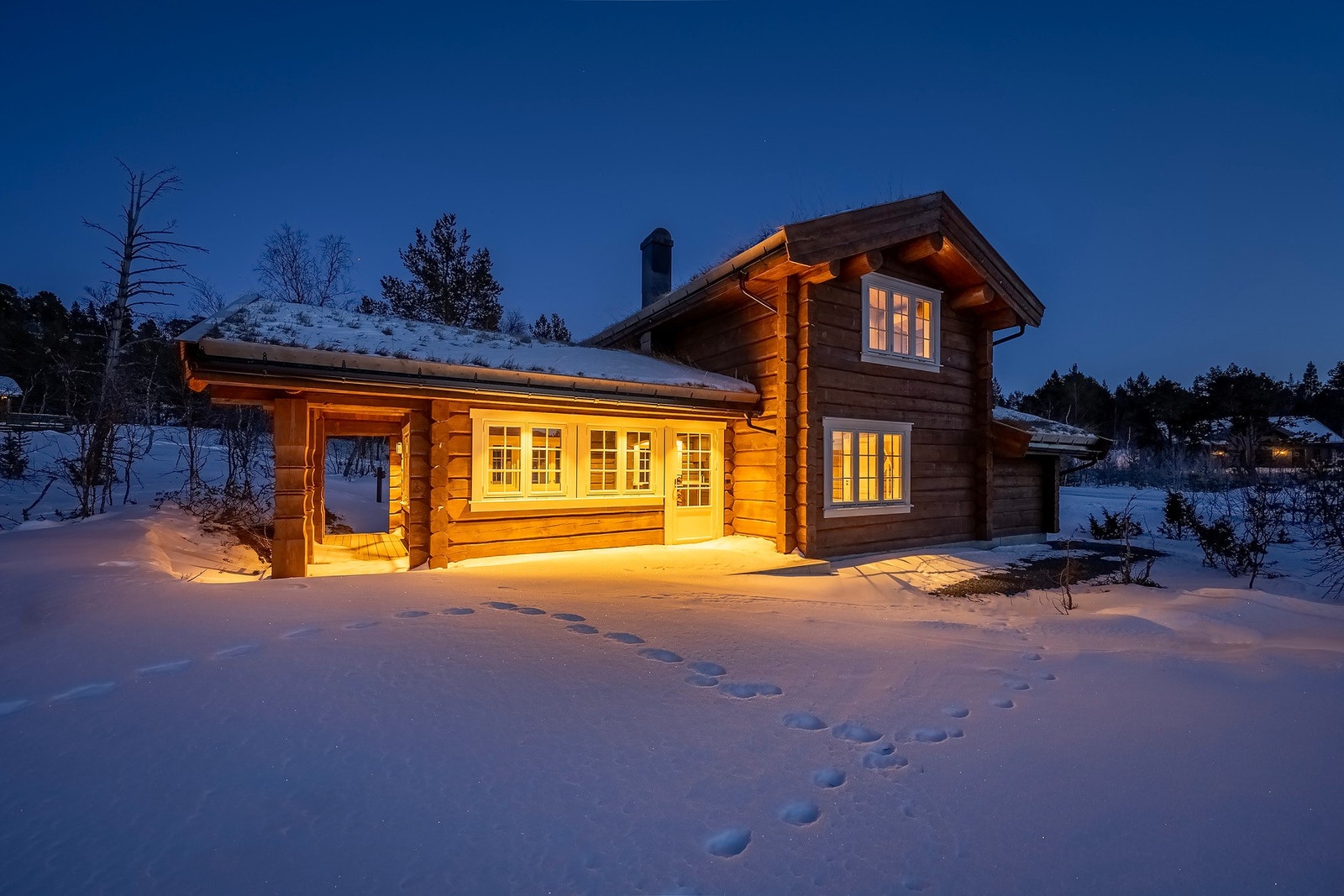 Terrassen er på ca 22 kvadratmeter og strekker seg rundt store deler av hytta. Galleribilde