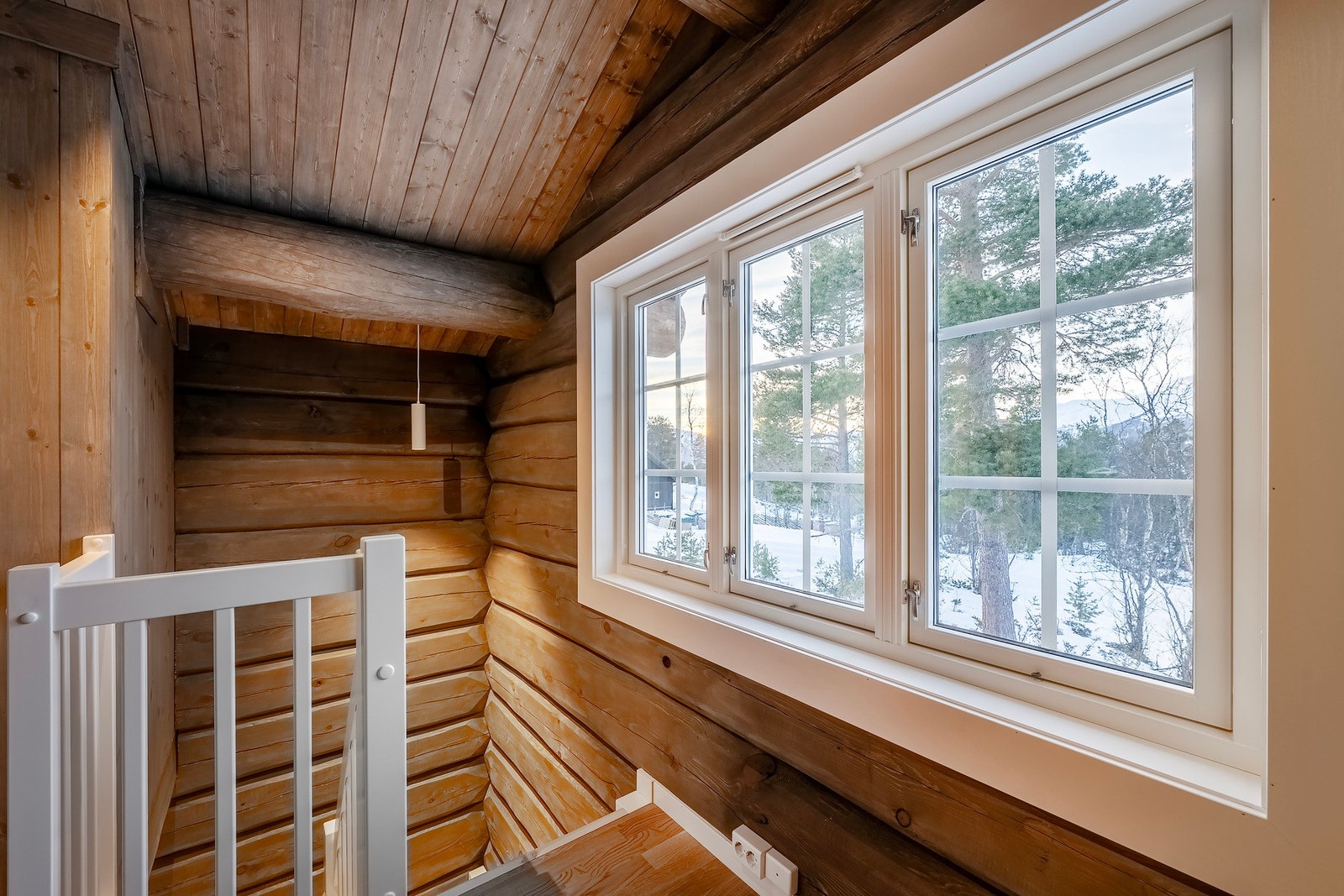 I 2.etasjen finner du bla. 2 soverom, toalettrom og loftstue. Galleribilde