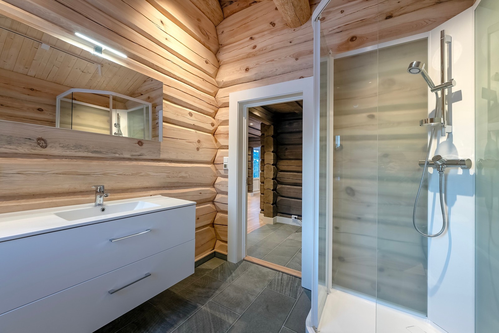 Badet i 1.etasjen er på 5,1 kvm. Galleribilde