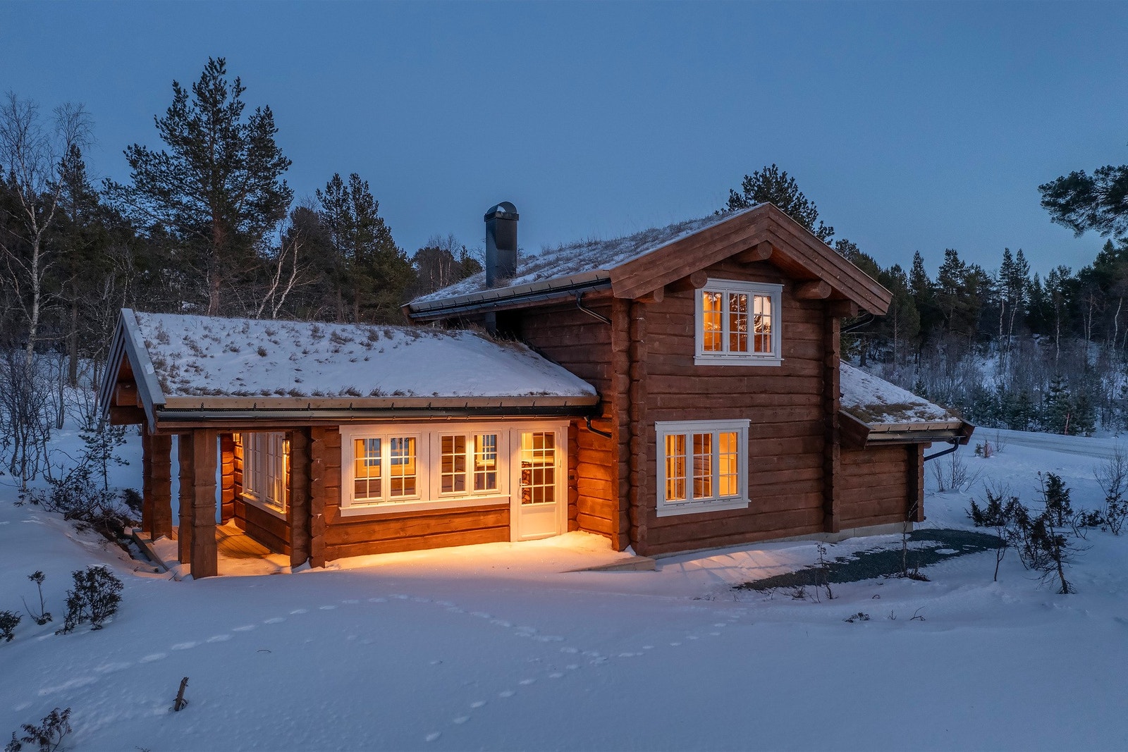 Eiendommen har en idyllisk plassering i vakre Gjevilvassdalen. Galleribilde