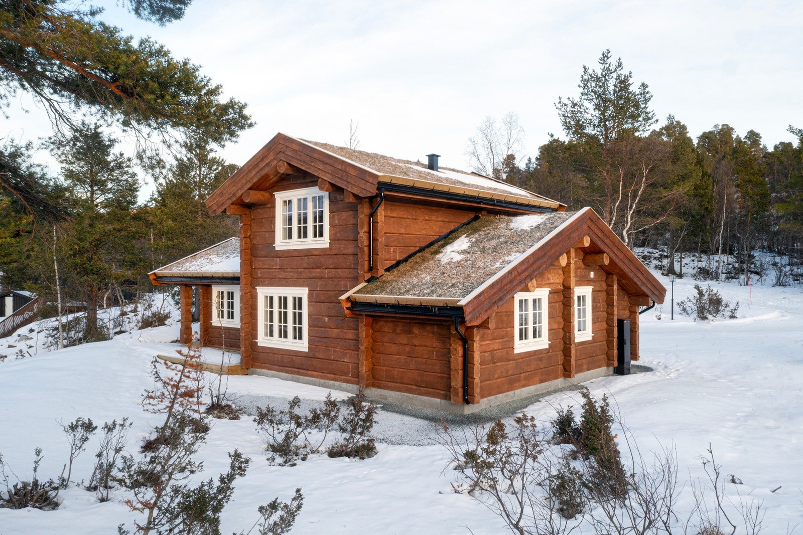 Boligen har en flott terrasse som kan benyttes på både sommers- og vinterstid. Galleribilde