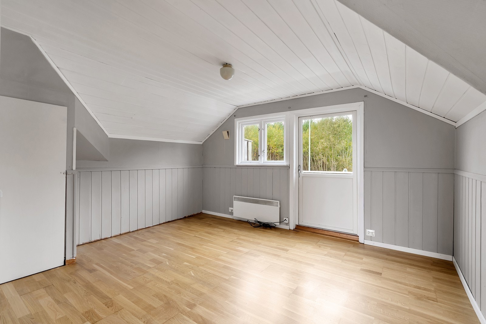 Stue med utgang til balkong med flott kveldssol. Galleribilde