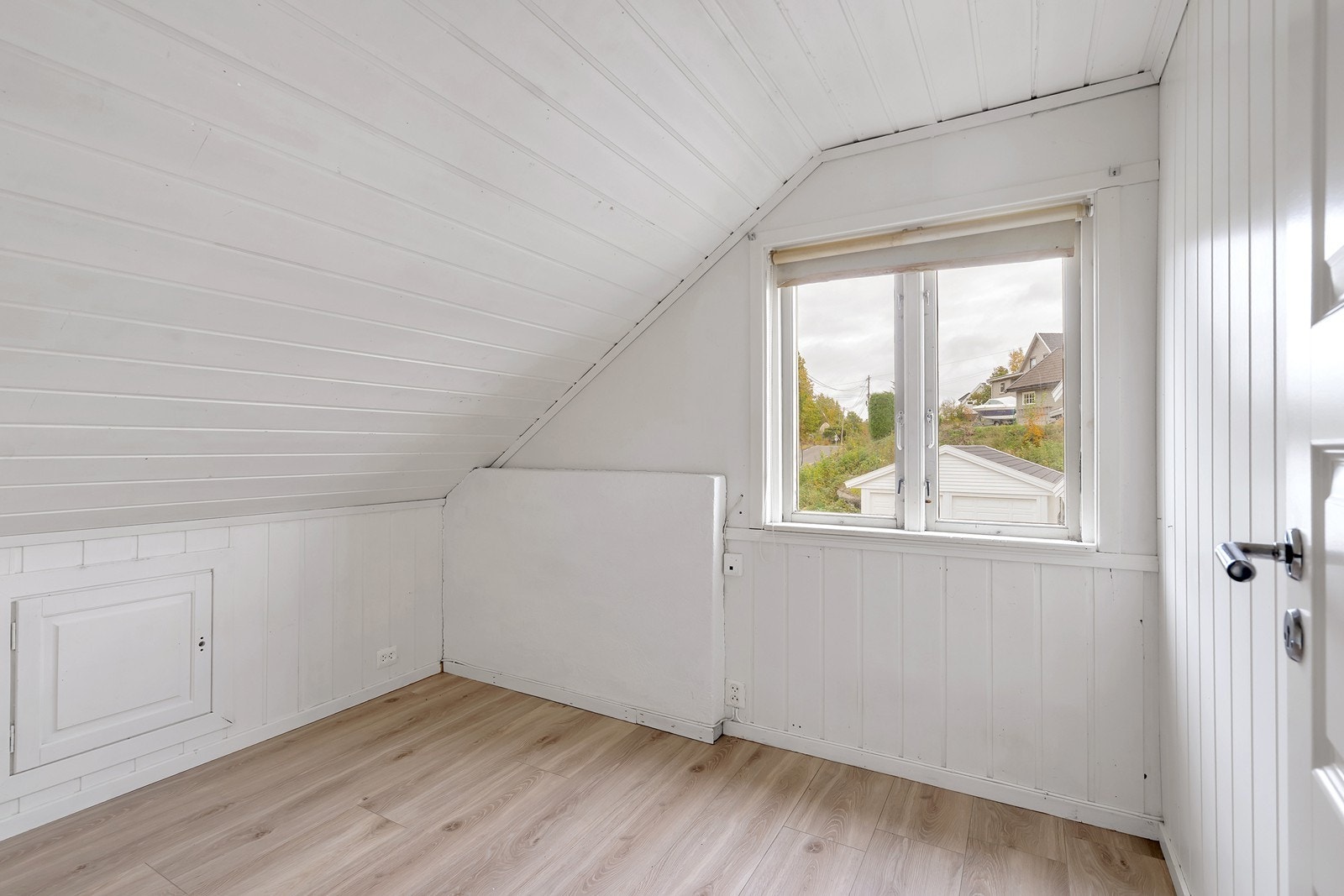 Innredet rom med plass til seng og annet møblement. Galleribilde