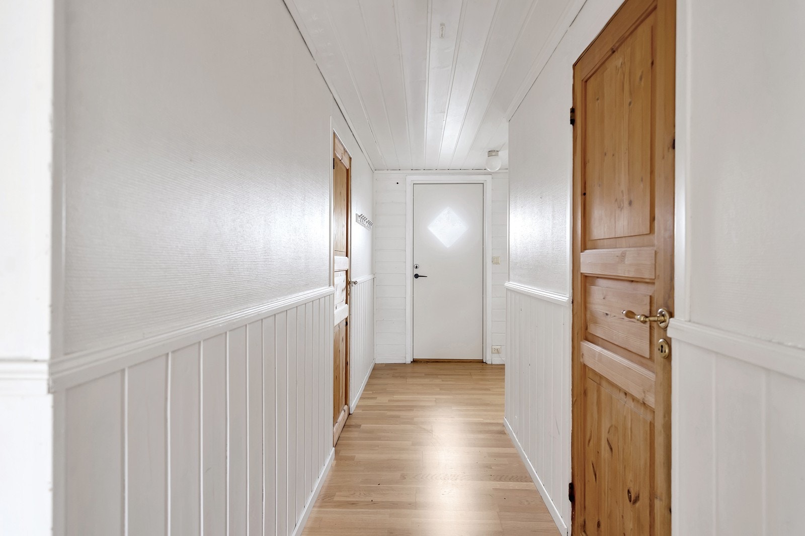 Fra entréen er det dører videre inn til bod og bad. Galleribilde