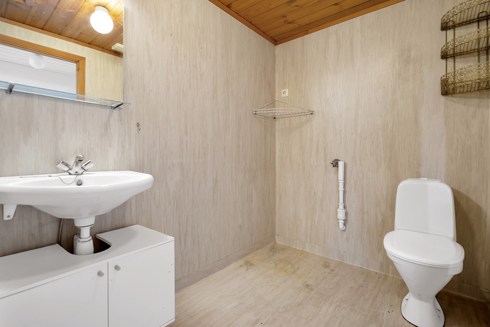 Romslig bad med enkel innredning. Galleribilde