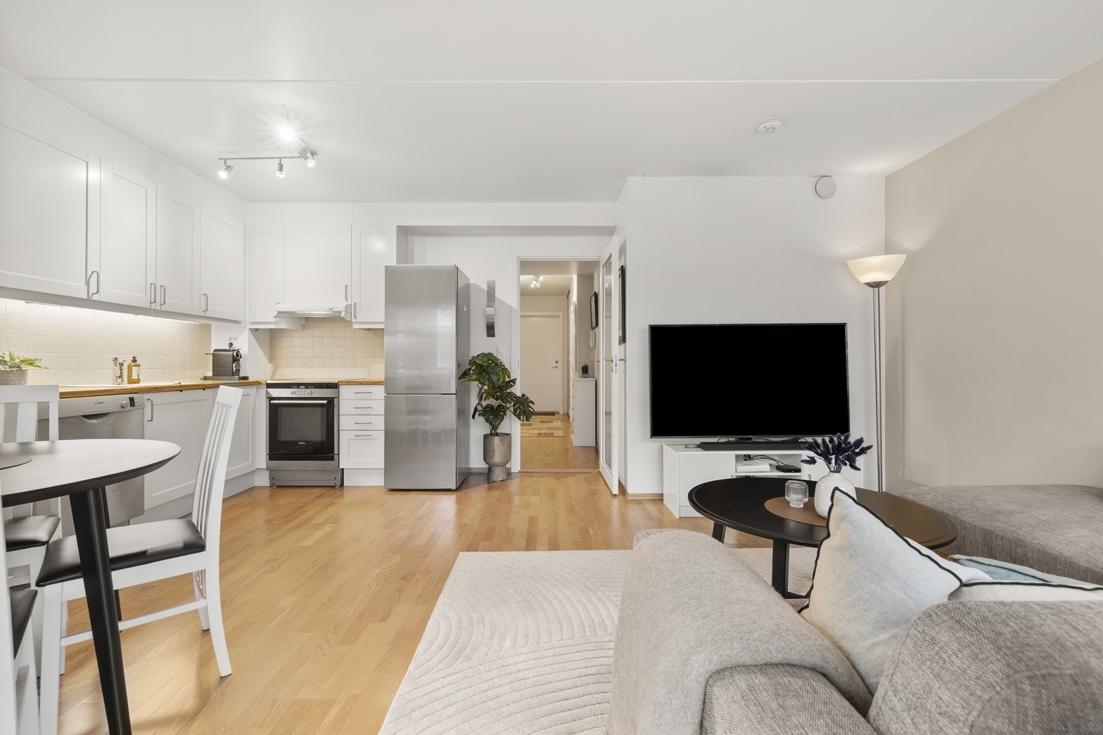 Leiligheten har en åpen og sosial planløsning mellom stue og kjøkken. Galleribilde