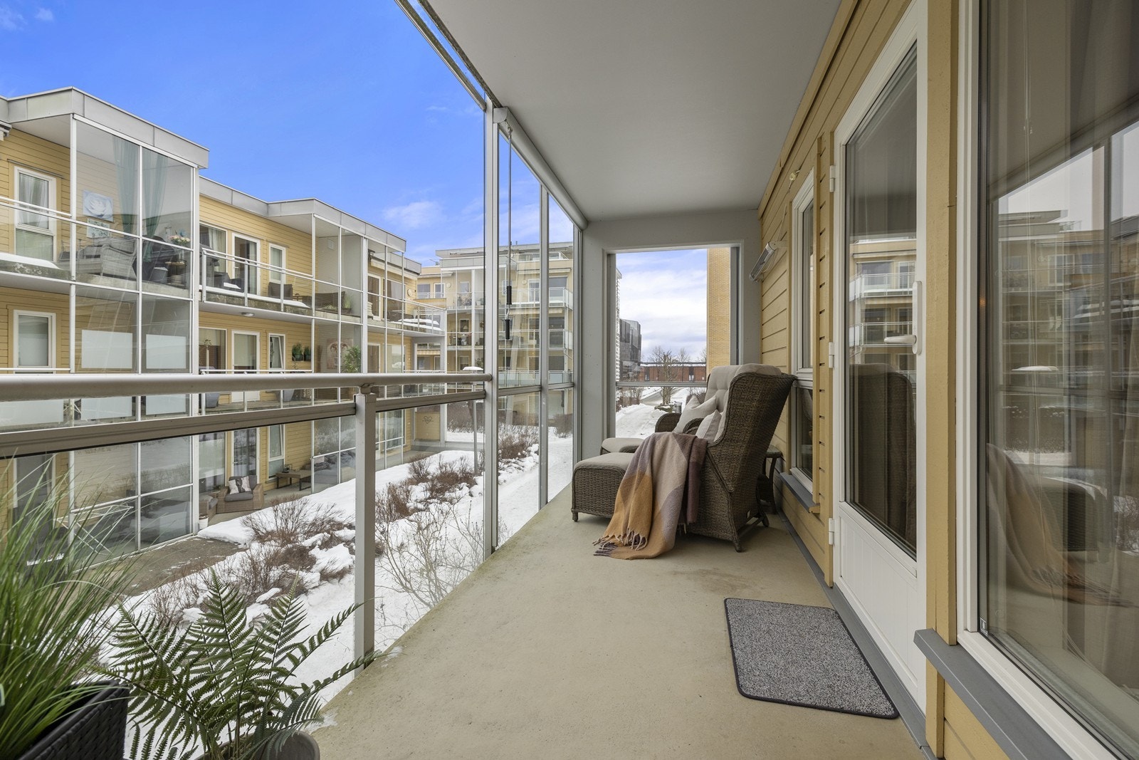 Balkongen har god plass til utemøbler og vender mot et rolig, indre gårdsrom. Galleribilde