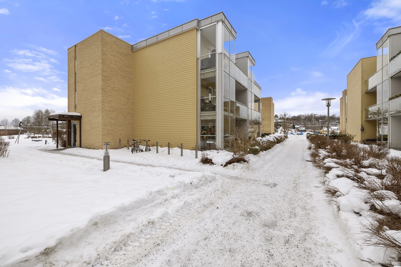 Bygget har en fin arkitektur og er omgitt av pent opparbeidede fellesarealer. Galleribilde