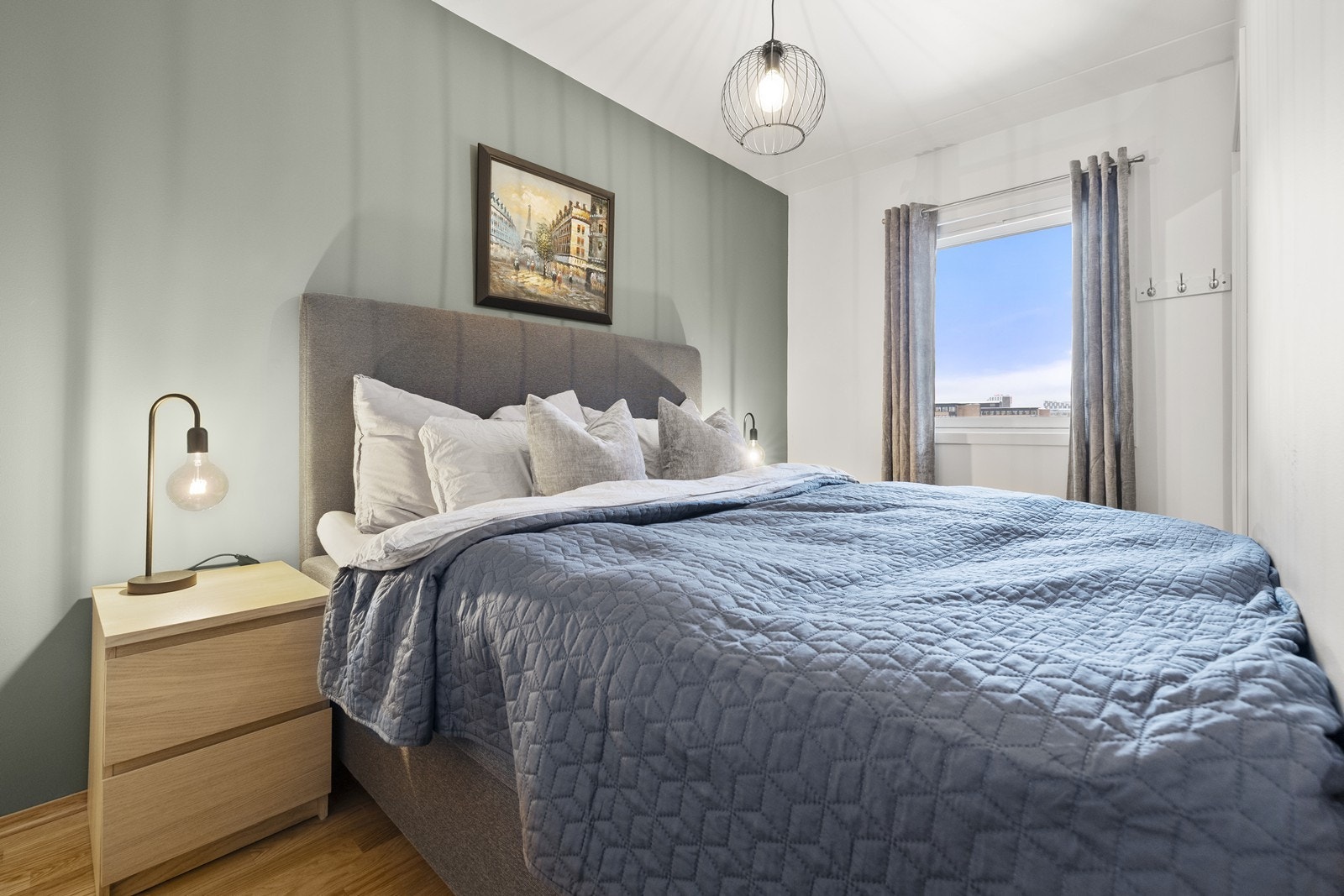 Soverommet har en rolig atmosfære med en dempet farge på fondveggen. Galleribilde