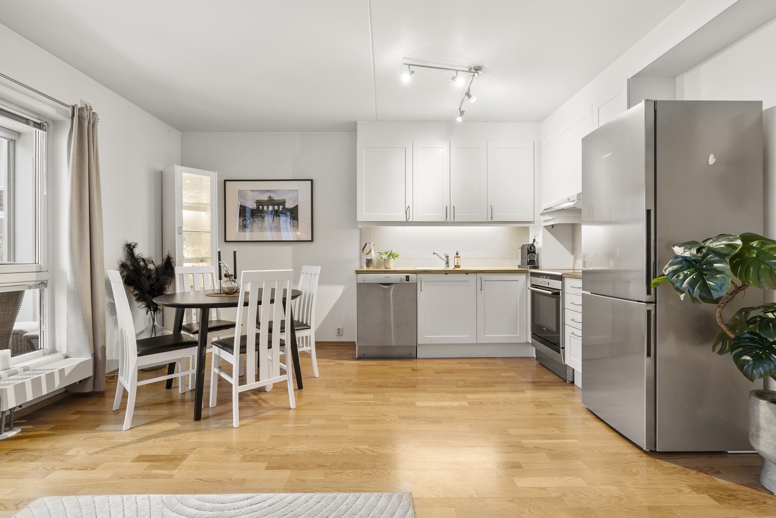 Kjøkkenet har en praktisk hjørneløsning med god skap- og benkeplass. Galleribilde