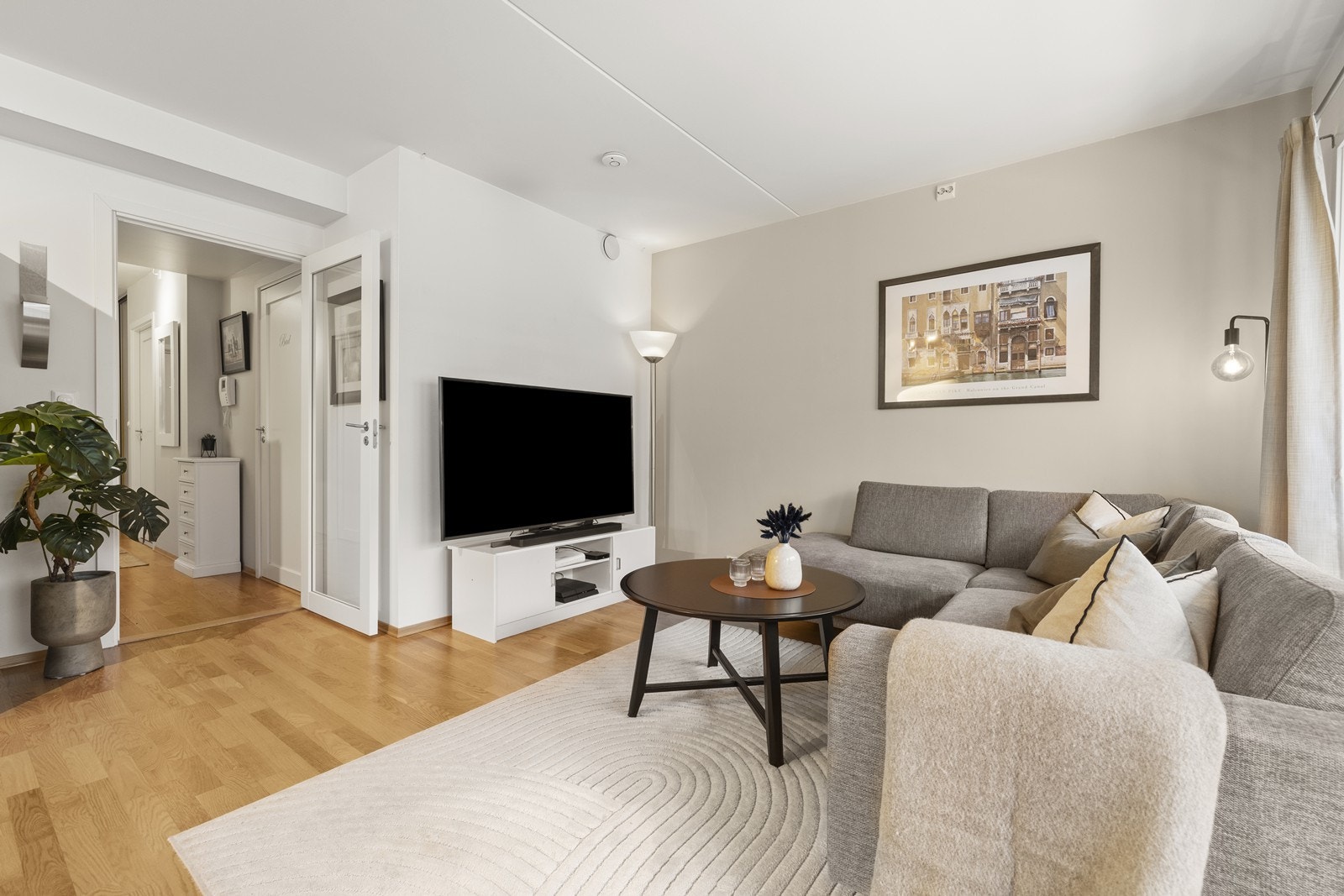 Fra stuen er det inngang til en gang som leder videre til soverom og bad. Galleribilde