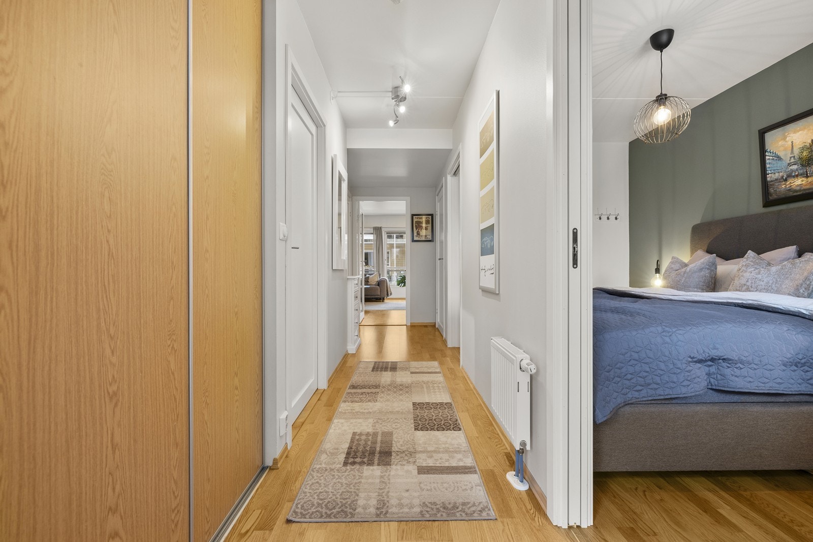 I gangen er det en romslig skyvedørsgarderobe som gir gode oppbevaringsmuligheter. Galleribilde