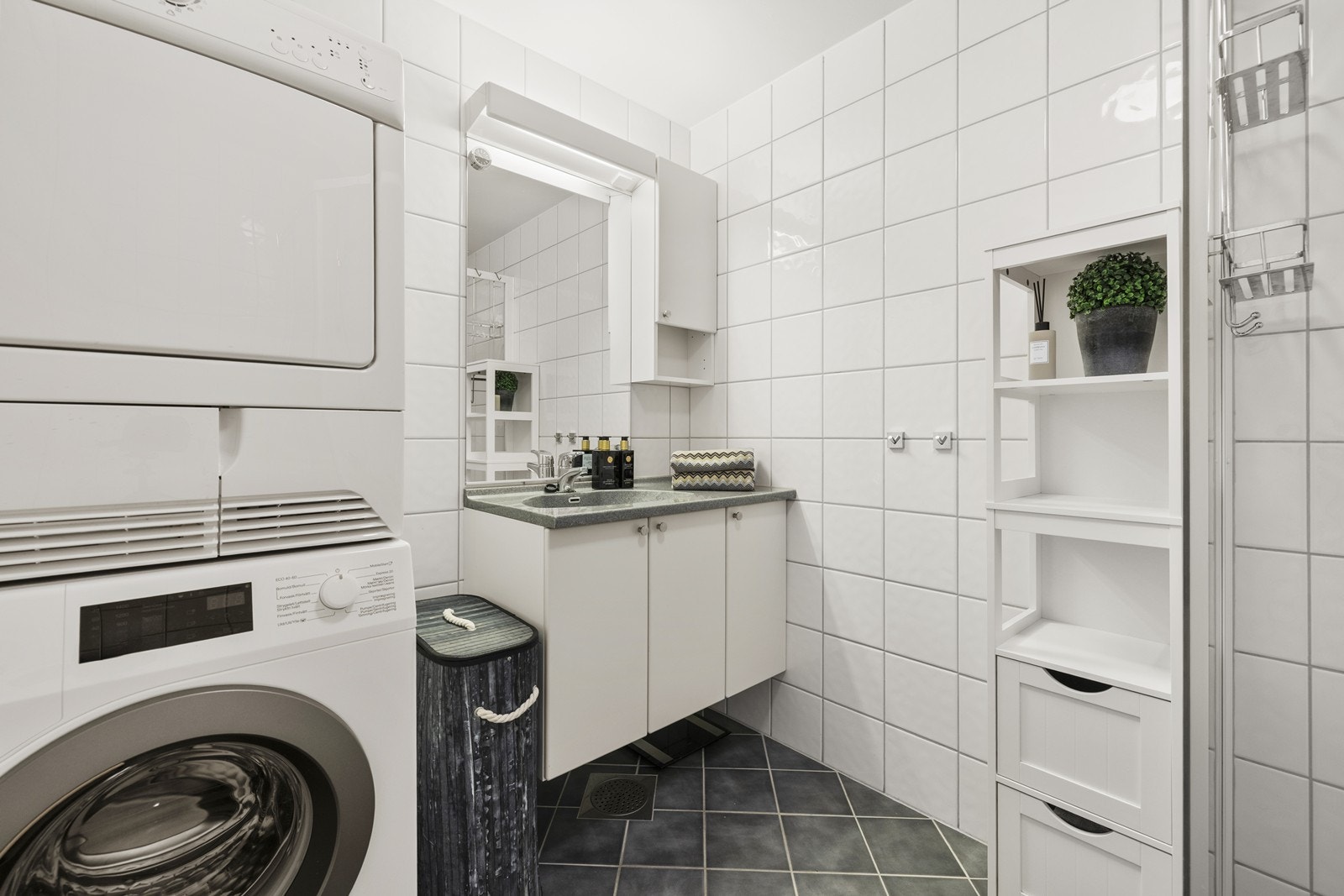 Baderomsinnredning med servant, underskap og speilskap gir god oppbevaringsplass. Galleribilde