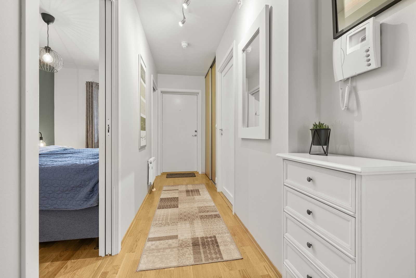 Entréen gir et godt førsteinntrykk og har plass til oppbevaring av yttertøy. Galleribilde