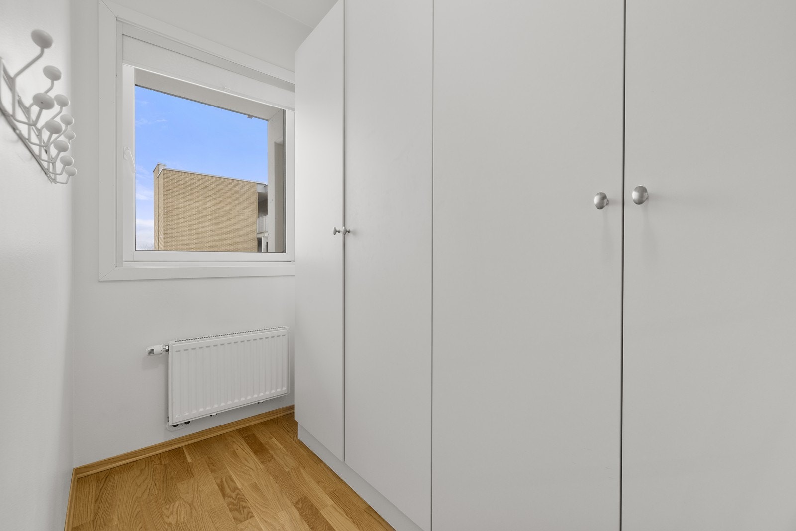 Rommet har også garderobeskap for ekstra oppbevaring. Galleribilde