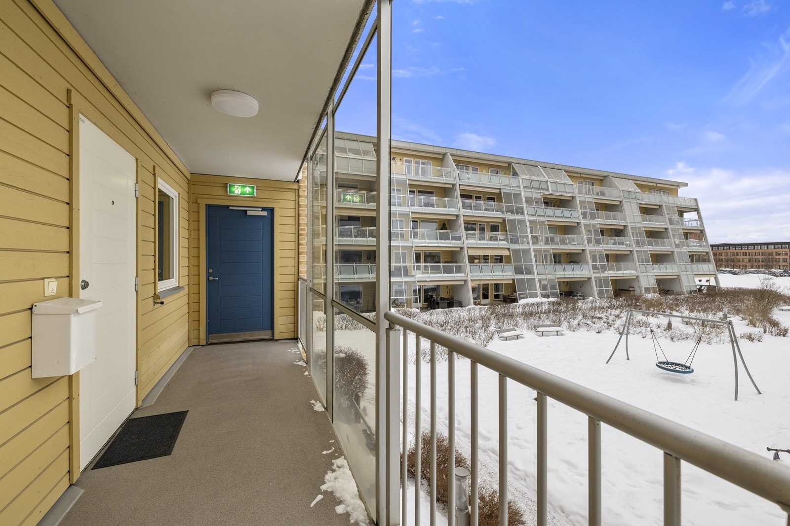 Adkomst til leiligheten via en overbygget svalgang. Galleribilde