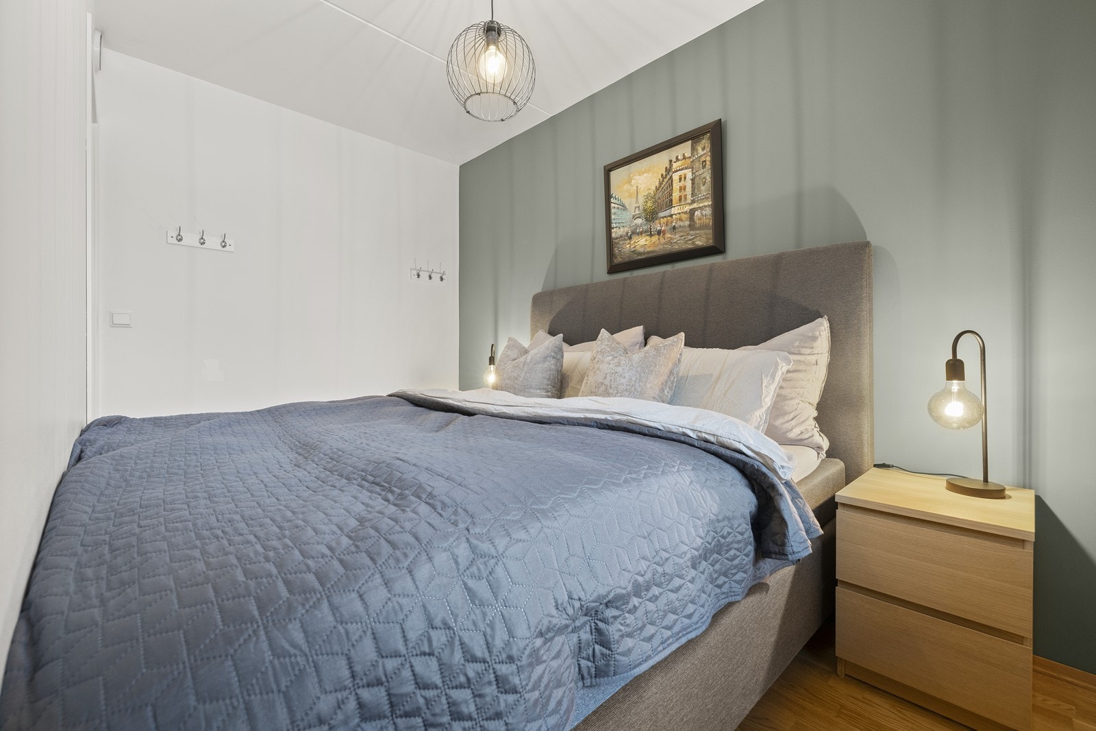 Hovedsoverommet har god plass til dobbeltseng og tilhørende møblement. Galleribilde