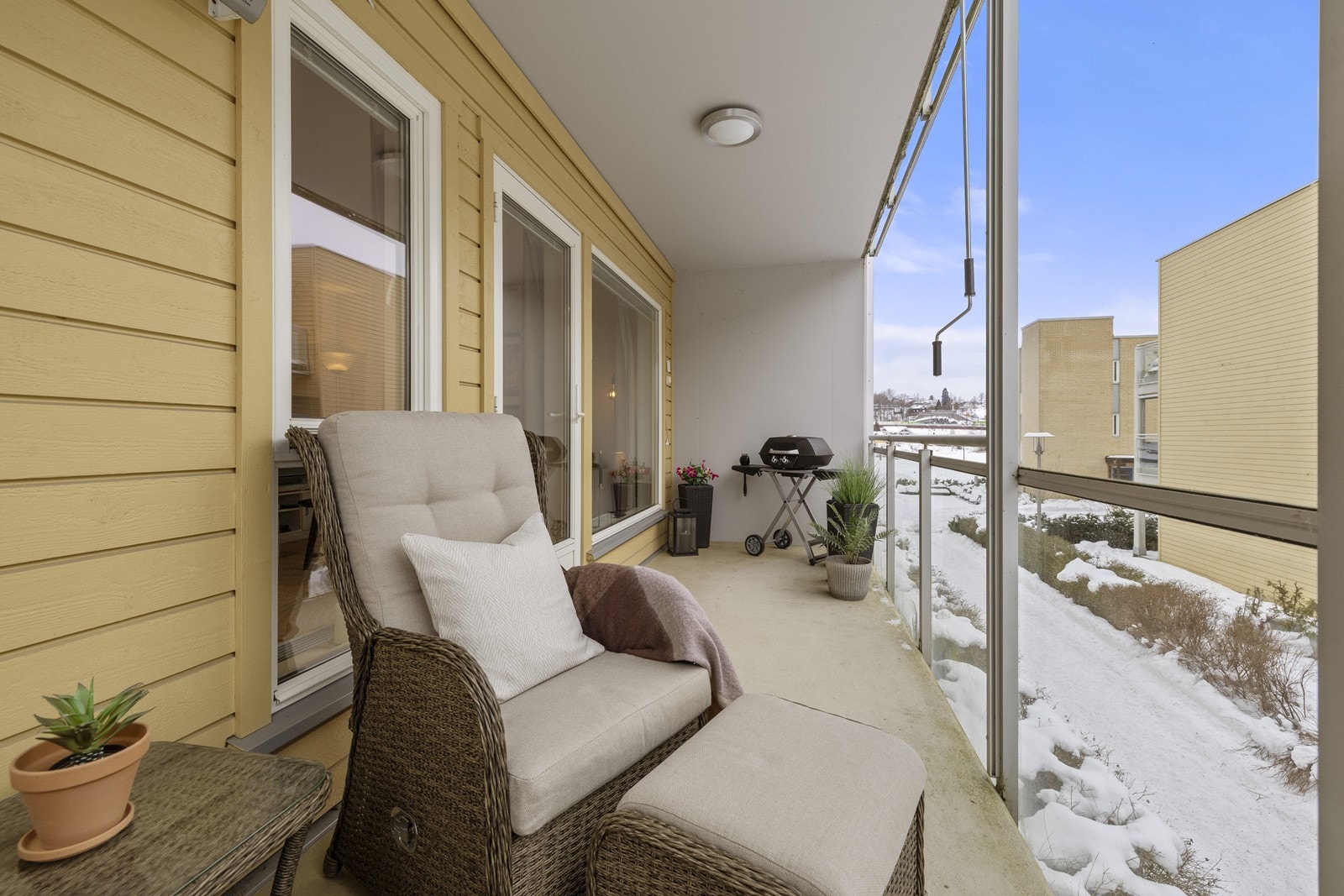 Den delvis innglassede balkongen fungerer som en forlengelse av stuen store deler av året. Galleribilde