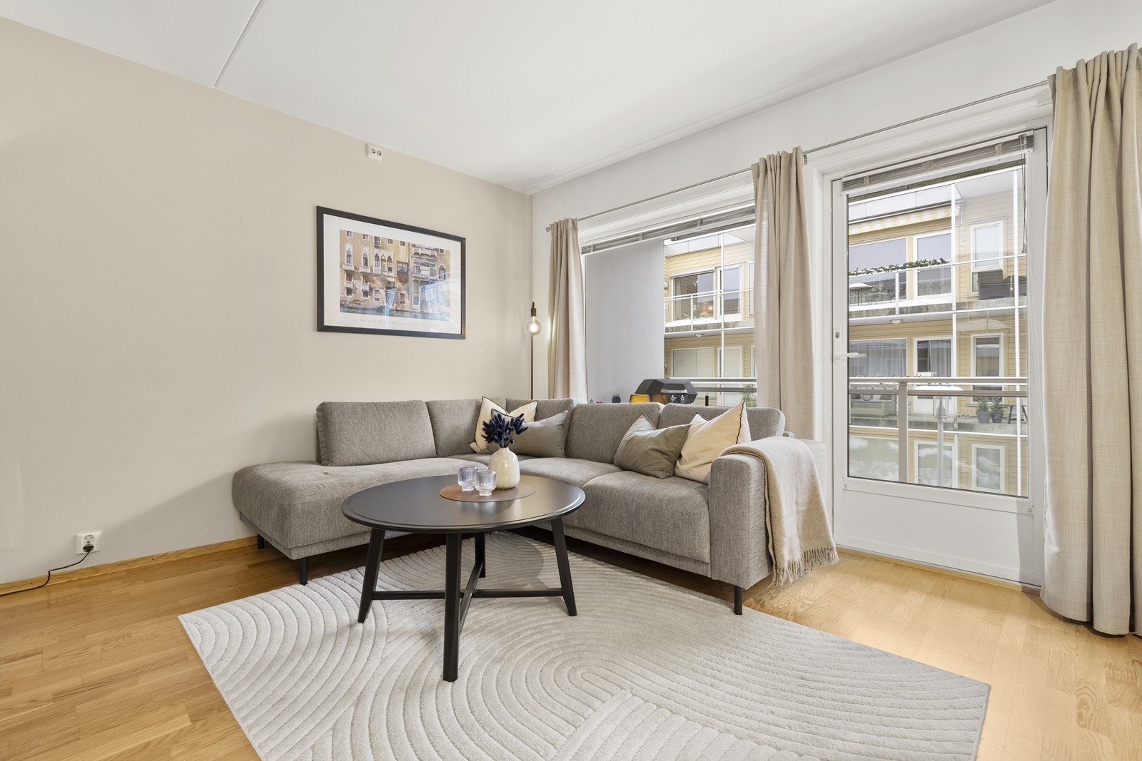 Store vindusflater gir rikelig med naturlig lys inn i oppholdsrommet. Galleribilde