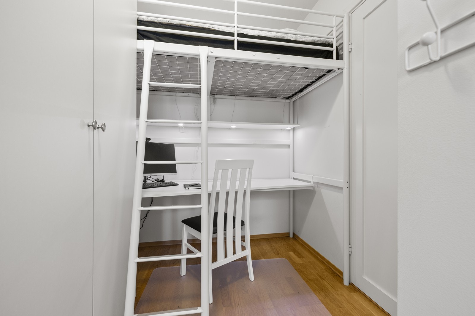 Det andre soverommet er arealeffektivt innredet, ideelt som barnerom, gjesterom eller kontor. Galleribilde