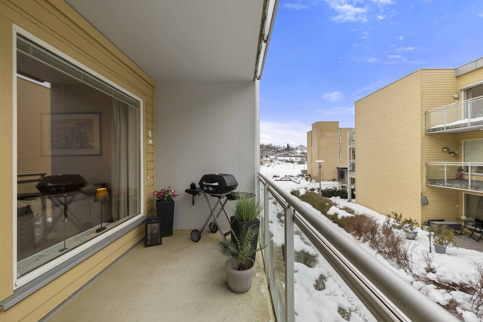 Her er det god plass for grilling og utekos med utsikt over fellesarealene. Galleribilde