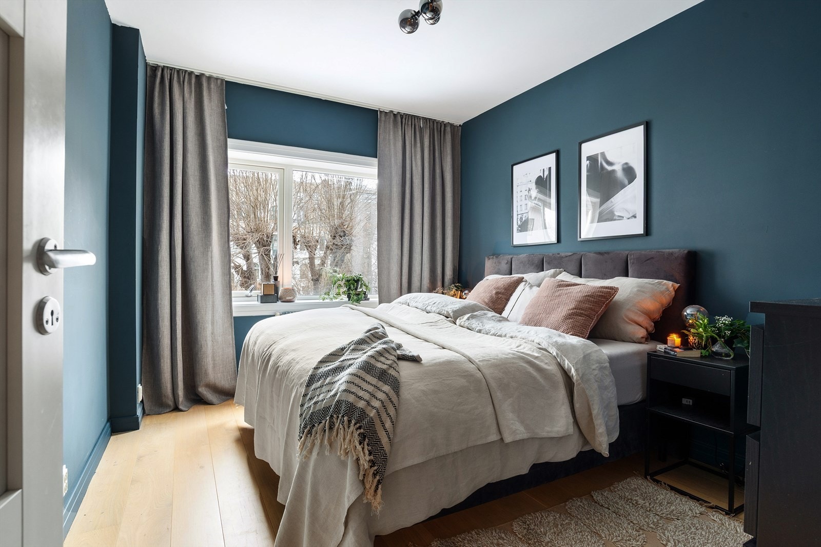 Hovedsoverommet er romslig og har plass til dobbeltseng og nattbord. Galleribilde