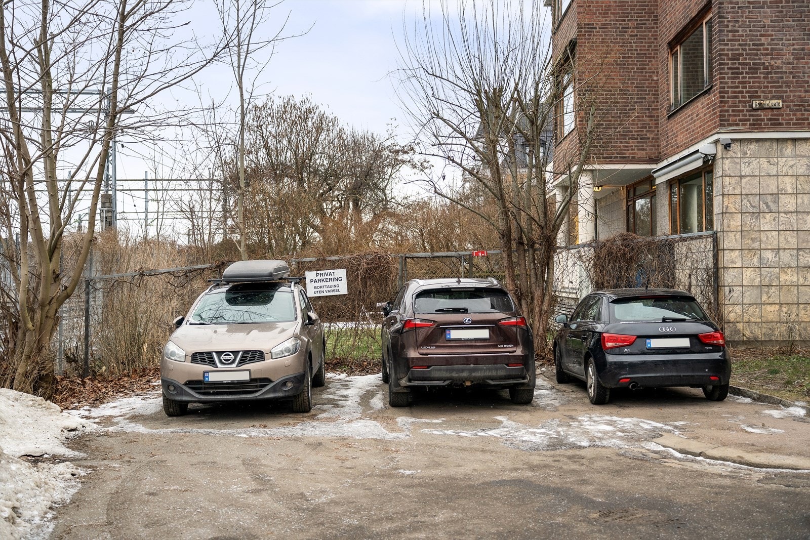 Det er private parkeringsplasser tilknyttet eiendommen. Galleribilde