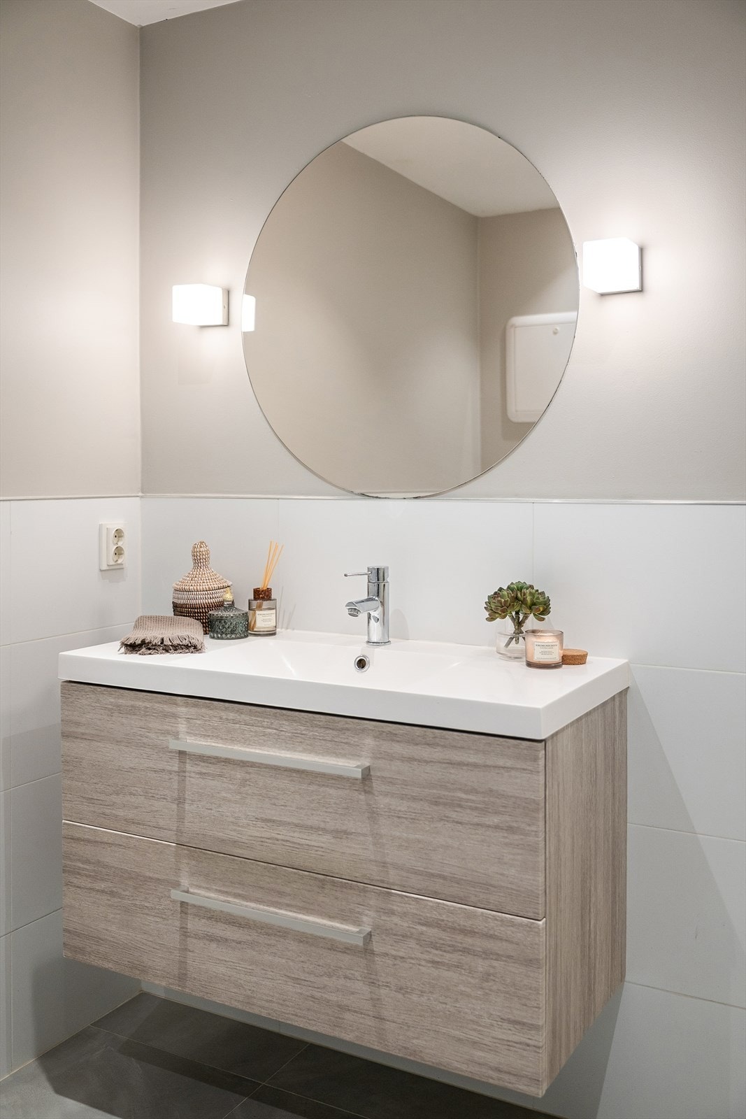 Baderomsinnredningen har en heldekkende servant og gode oppbevaringsskuffer. Galleribilde